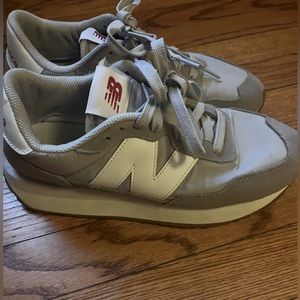 New balance 327 men’s size 7/ women’s size 8.5/ EU 40